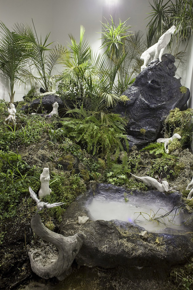 Isabelle DEMERS | Séduction tropicale, 2013, vue d’ensemble de l’exposition, plantes, papier mâché, animaux taxidermisés